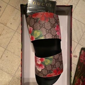Gucci floral print flip flops! Women size 7!
